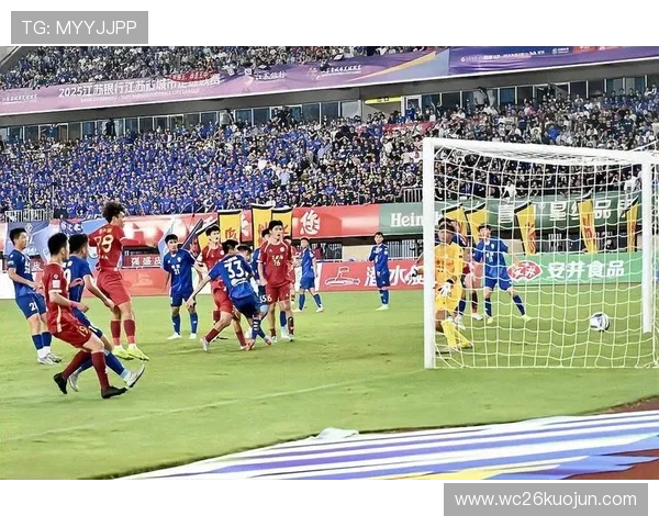 关注世界杯新闻:赛场上的激烈对抗与球迷热情互动场景 关注世界杯新闻:赛场上的激烈对抗与球迷热情互动场景